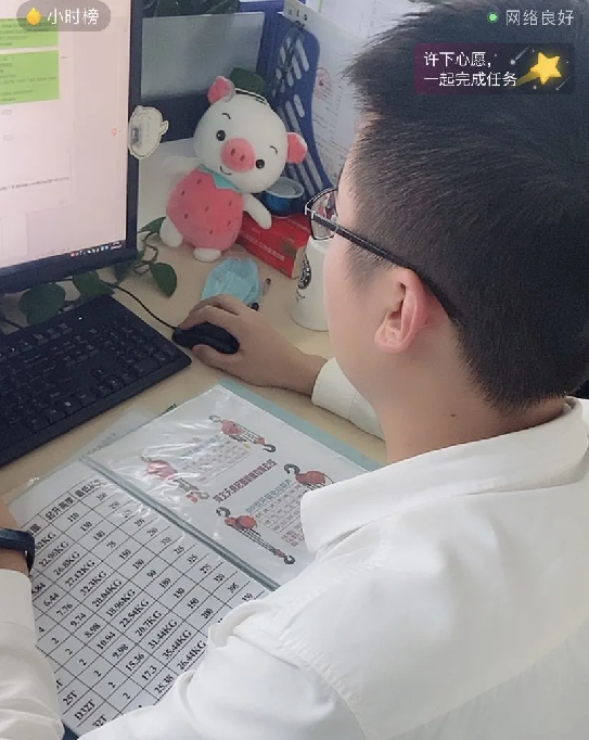 成華機械客服中心忙碌中的小哥哥